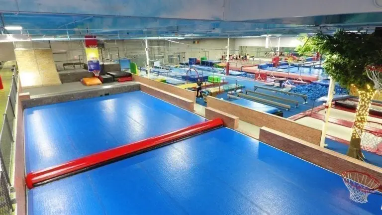 Red AirRoll takeoof betwenn 2 blua AirTrick in Trampoline park